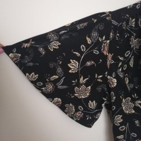 Absolute Angel Black Wide V-neck Floral Crop Top - Picture 3 of 6